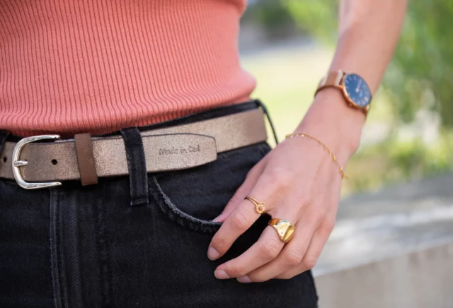 🌸Bientôt le printemps, quoi de mieux que d'illuminer votre style avec la ceinture FIONA marron et le porte-monnaie JENNY doré de Made in Ced? ✨Un duo chic, pratique et parfait pour la saison à venir ! 🌸

À bientôt L’équipe Made in Ced ♡ 

#madeinced #style #élégant #accessoiresdemode #Jenny #Fiona #mode #printemps